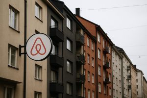 airbnb-vuokraus-kiristyy-suomessa-oikeusministerion-uudet-saannot-muuttavat-taloyhtioiden-ja-sijoittajien-pelisaantoja